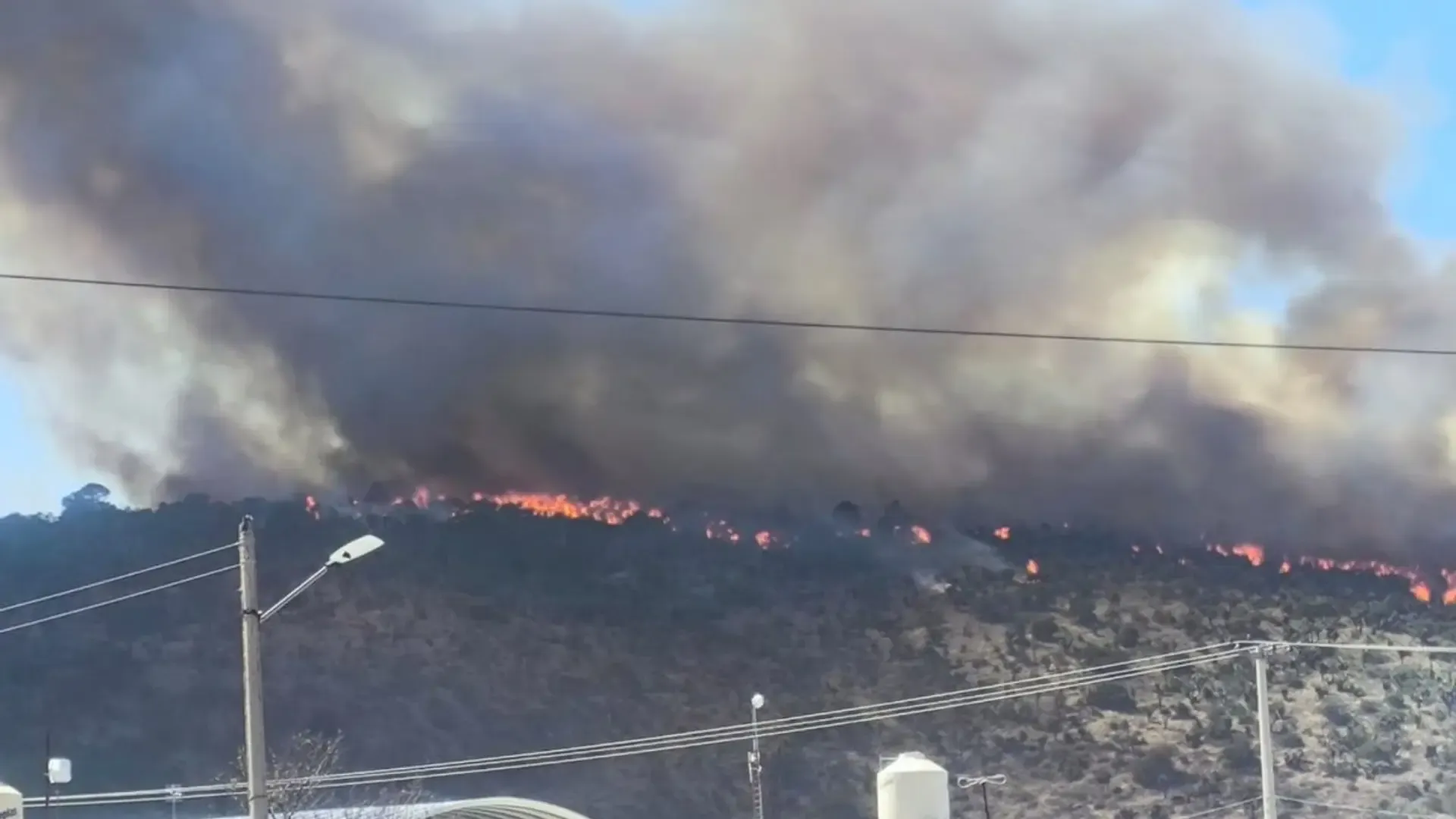 Se registra incendio en cerro de Oriental; piden apoyo urgente de brigadas