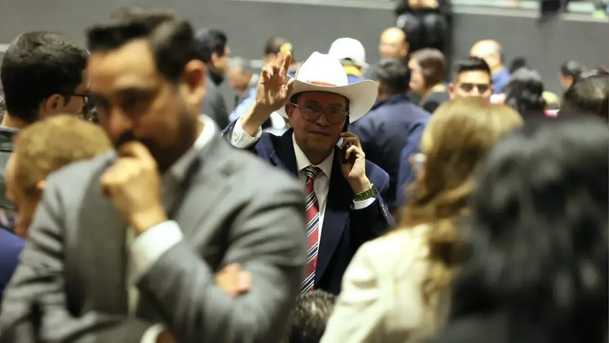 Diputados pueden incluir eliminación del fuero en reforma electoral: Monreal