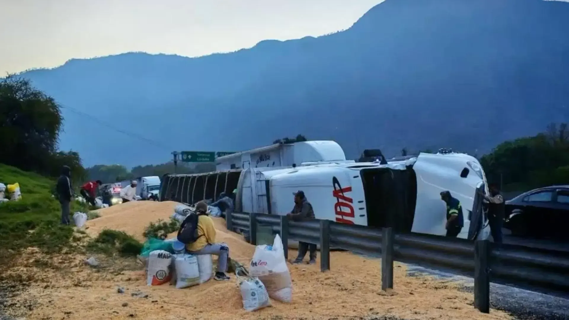 Vuelca tráiler y colapsa la autopista Puebla-Orizaba en Maltrata