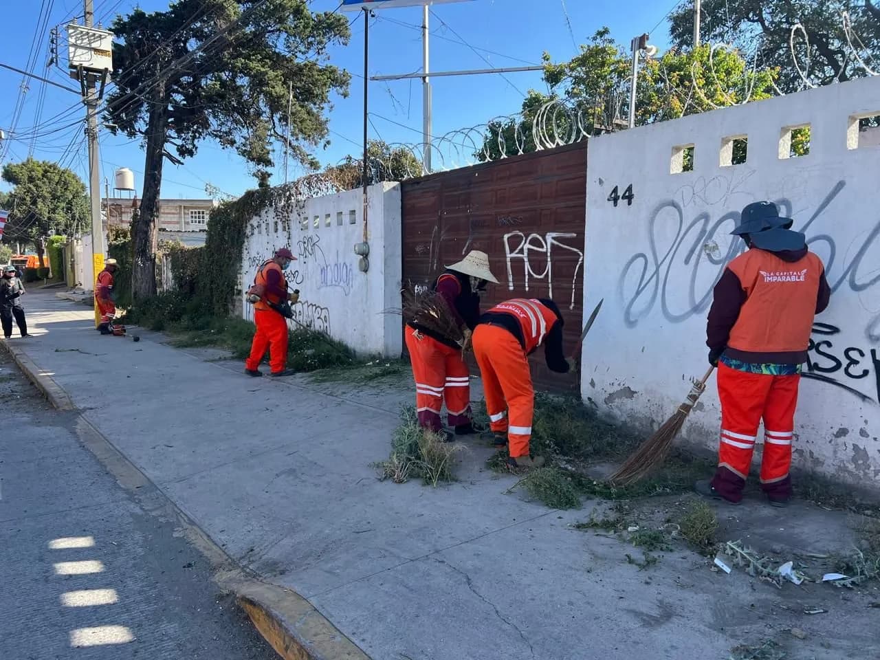 Refuerzan limpieza en accesos principales de Puebla capital