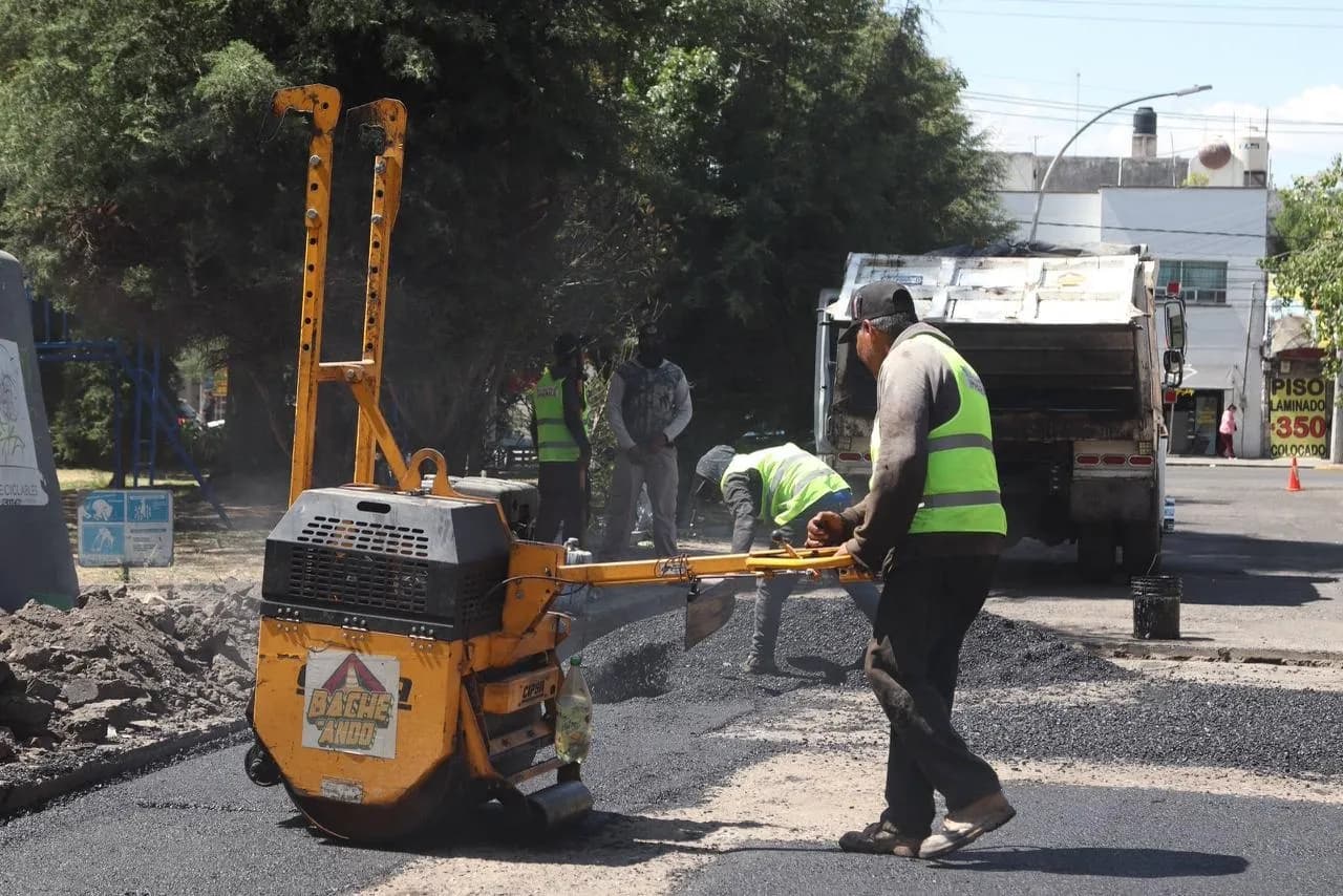 Supervisan cuadrillas de bacheo en la colonia El Carmen