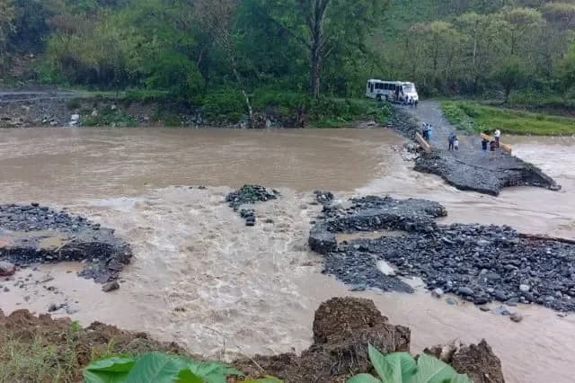 Cierran paso en Zicatlán por crecida y colapso de puente