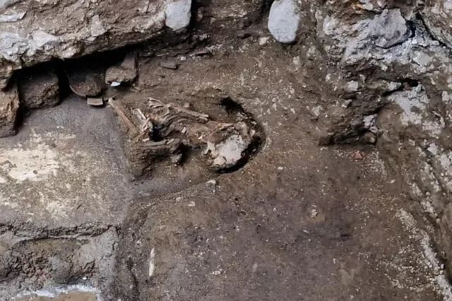 Hallan entierro prehispánico durante obras en Atlixco; INAH supervisa rescate