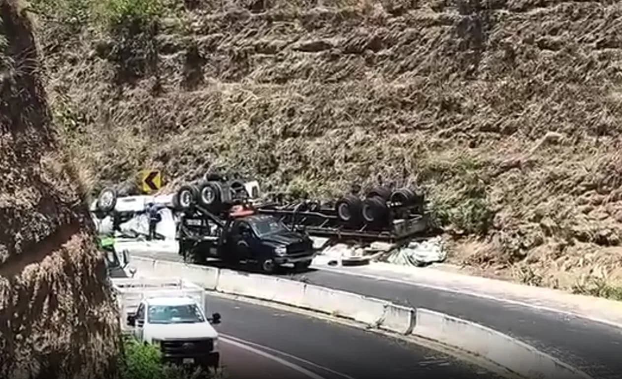 Volcadura de tractocamión en Vía Atlixcáyotl cierra acceso a la Puebla-Huajuapan