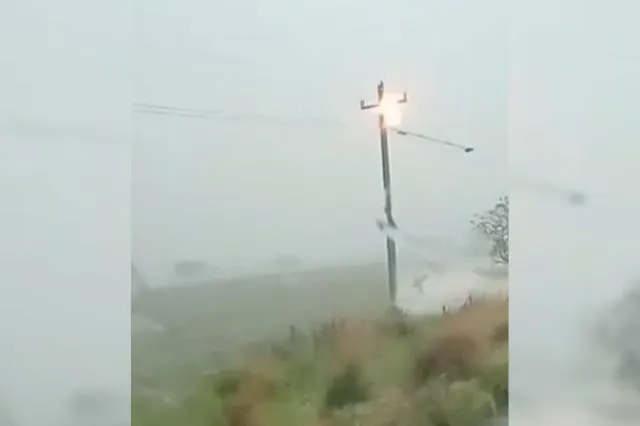 Rayo incendia poste y lluvias provocan afectaciones en la región de Coyotepec